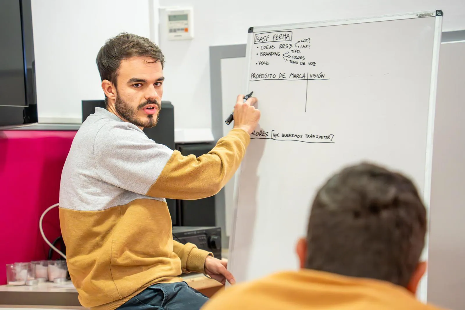 David Garrido escribiendo en la pizarra en una sesión de marca