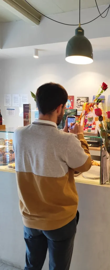 David Garrido haciendo una foto con el móvil