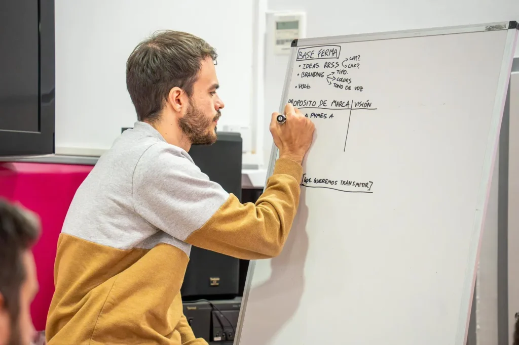 David Garrido escribiendo en la pizarra