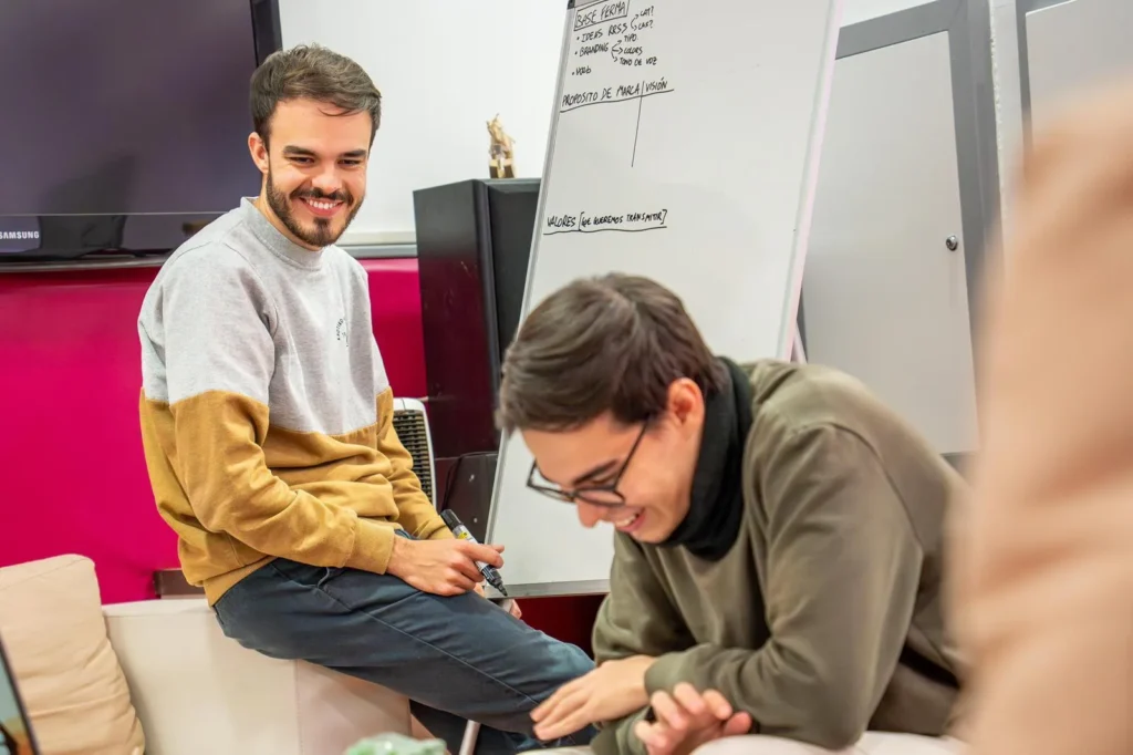 David Garrido y Jairo Garrido riendo durante una sesión de trabajo