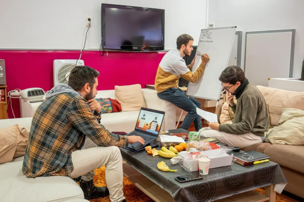 El equipo de Base Ferma en una sesión de trabajo