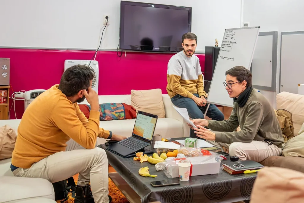 Jan Haro, David Garrido y Jairo Garrido trabajando juntos alrededor de una mesa
