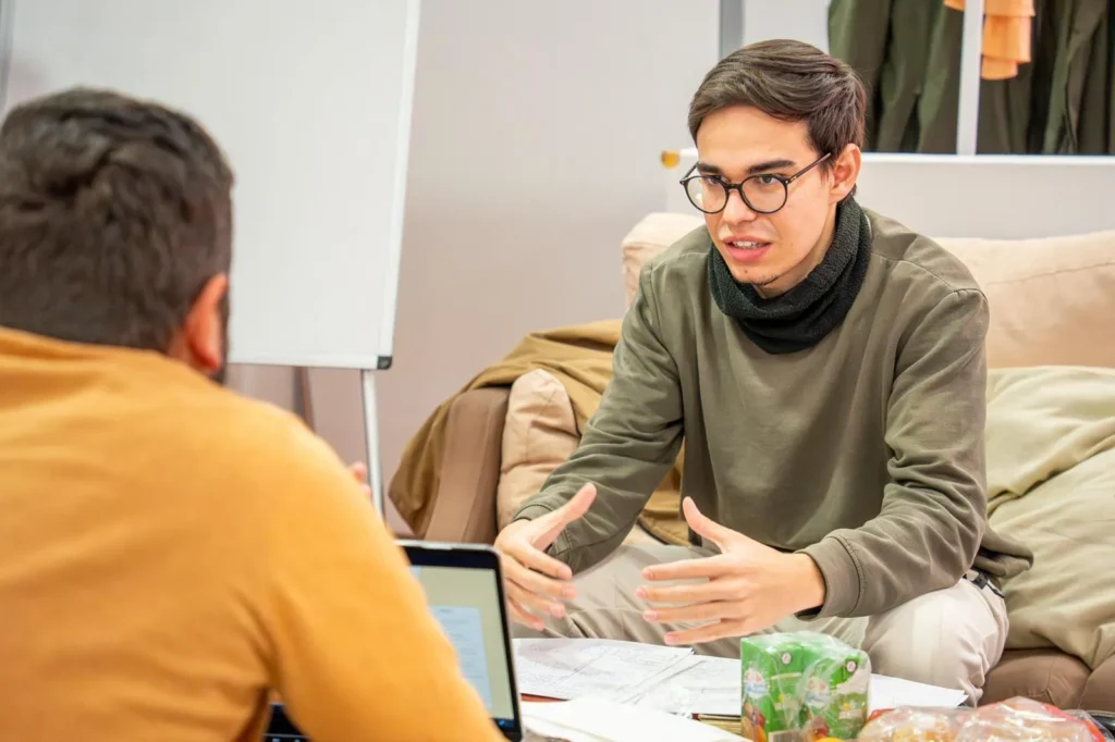 Jairo Garrido en una conversación de trabajo