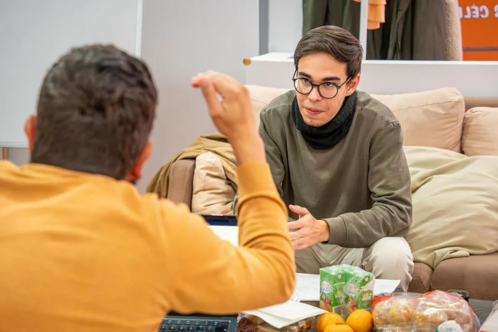 Jairo Garrido explicando una idea en una reunión