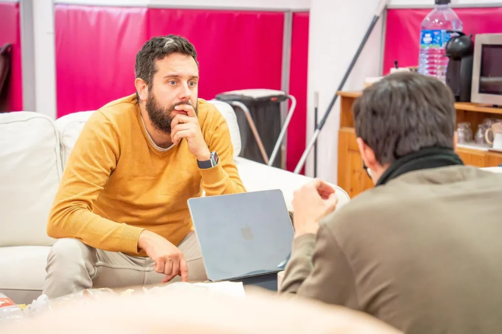 Jan Haro escuchando con atención en una reunión