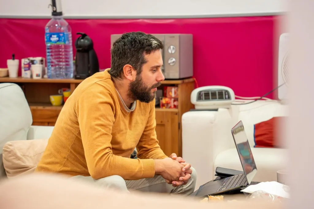 Jan Haro trabajando con el portátil